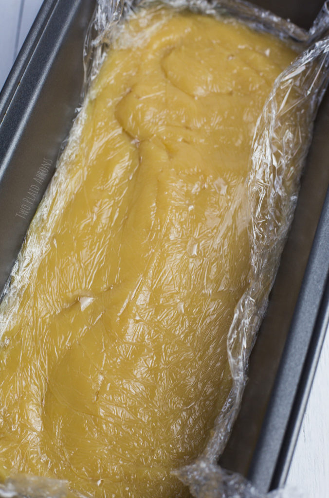 Adhering plastic wrap directly onto the pastry cream to prevent the development of film.
