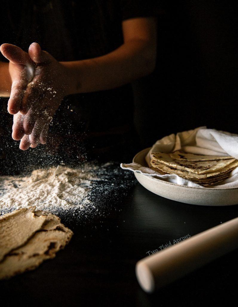 Clapping masa flour together.