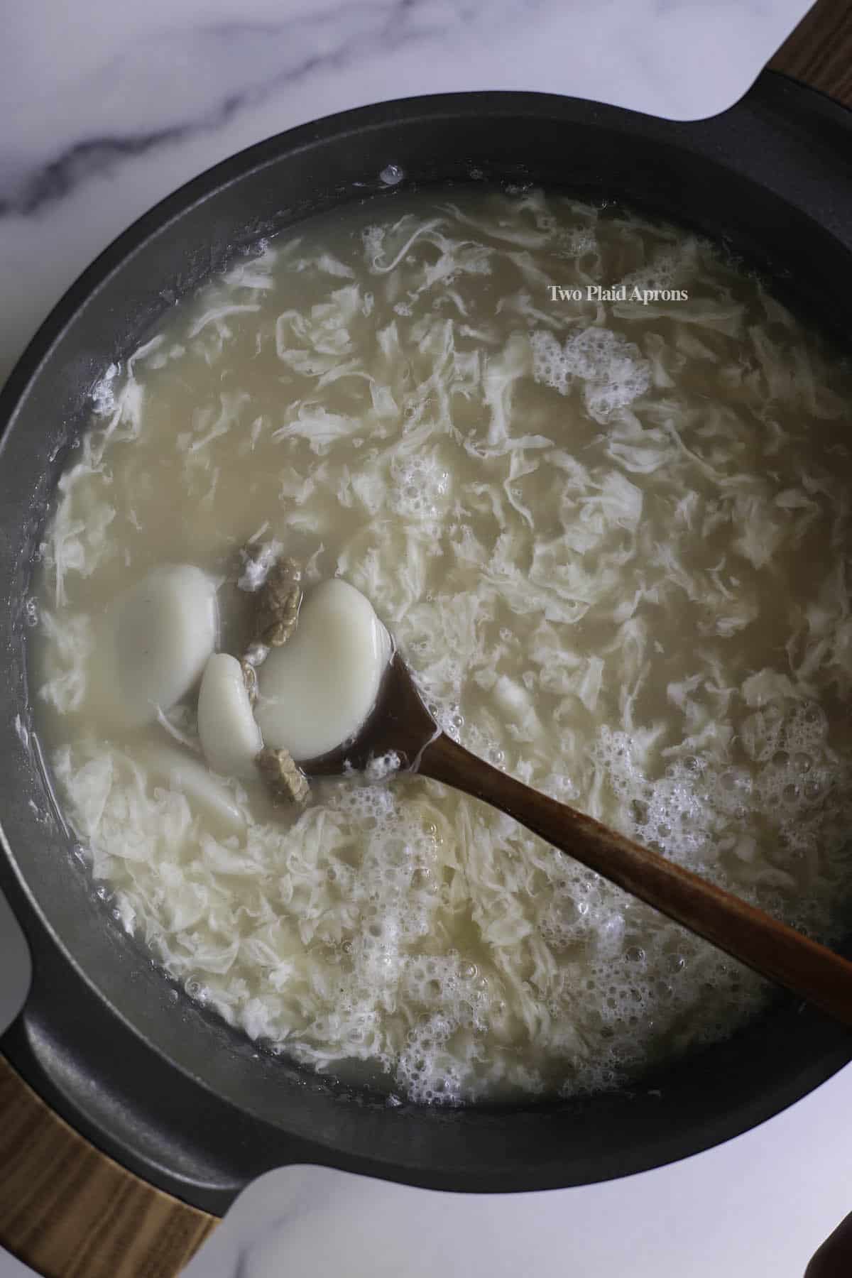 Dduk guk after adding egg whites into soup.