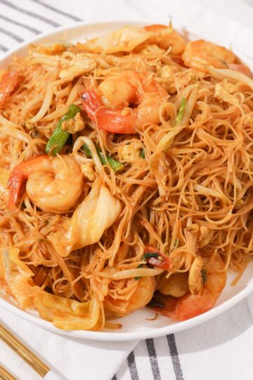 Plate of bihun goreng thumbnail.