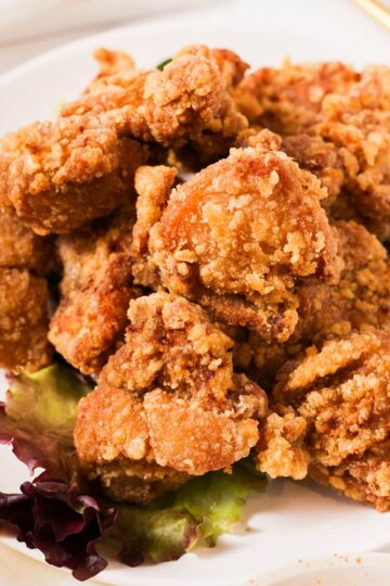 Karaage chicken on plate with dipping sauce thumbnail shot.