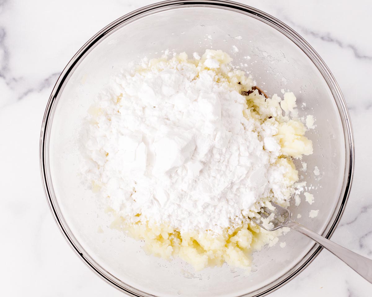 Adding the potato starch to the mashed potato.