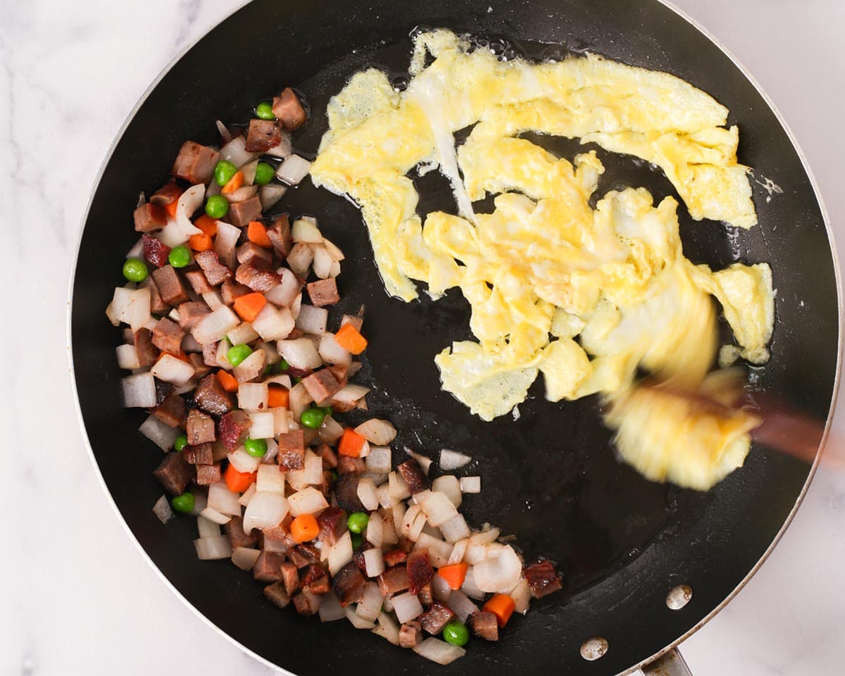 Cooking eggs in the eggs.