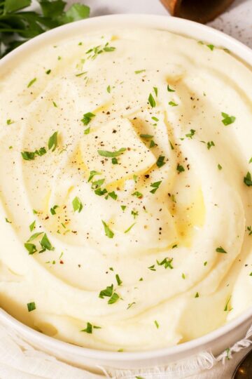 A bowl of creamy mashed potatoes.