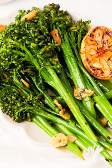 A plate of sautéed broccolini.